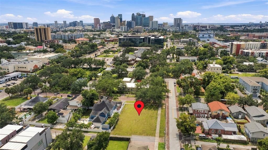 На продажу: $999,900 (0.24 acres)