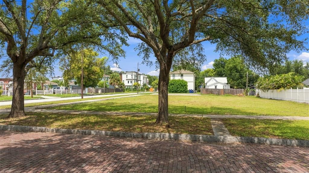 На продажу: $999,900 (0.24 acres)