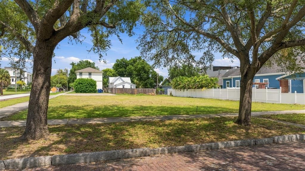 На продажу: $999,900 (0.24 acres)