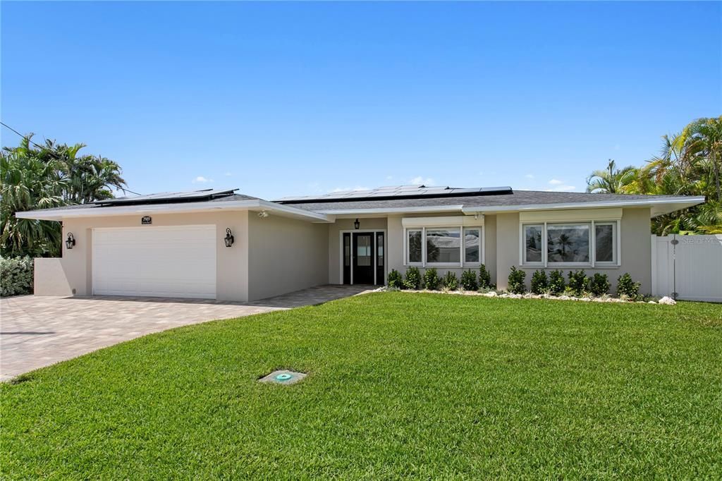 For Sale: $1,950,000 (3 beds, 2 baths, 2573 Square Feet)