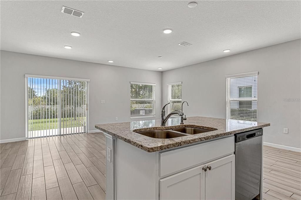 В аренду: $2,395 (4 спален, 3 ванн, 1762 Квадратных фут)