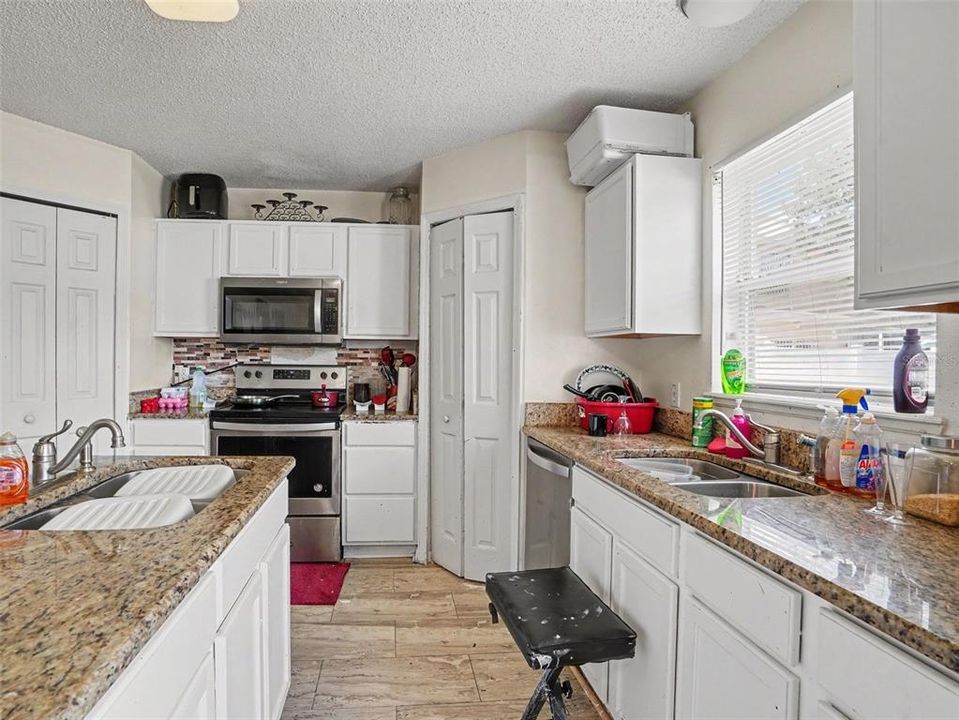 En Venta: $259,000 (4 camas, 2 baños, 2817 Pies cuadrados)