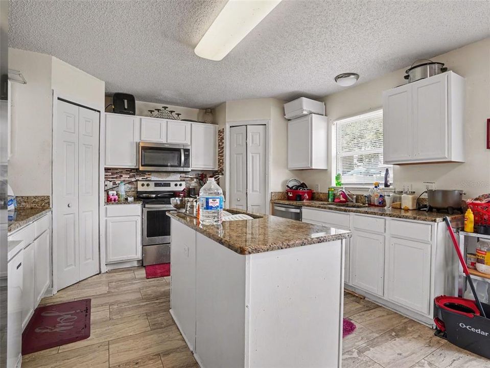 En Venta: $259,000 (4 camas, 2 baños, 2817 Pies cuadrados)