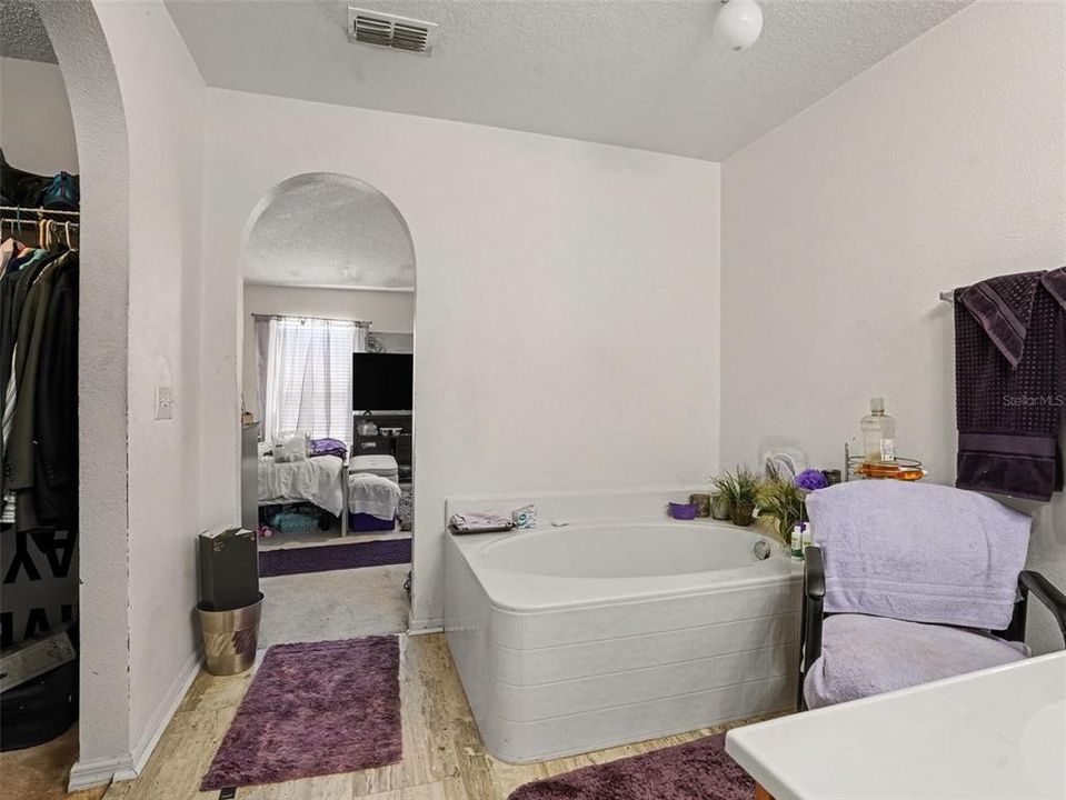 En Venta: $259,000 (4 camas, 2 baños, 2817 Pies cuadrados)