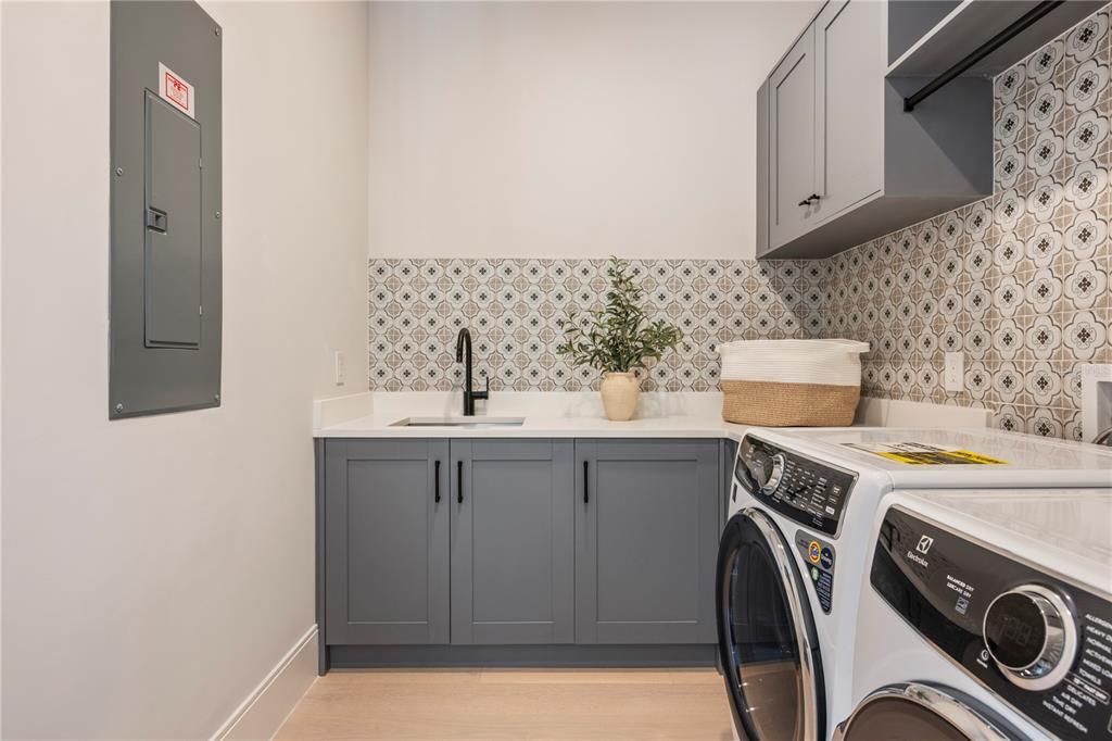 For Sale: $3,390,000 (5 beds, 5 baths, 4520 Square Feet)
