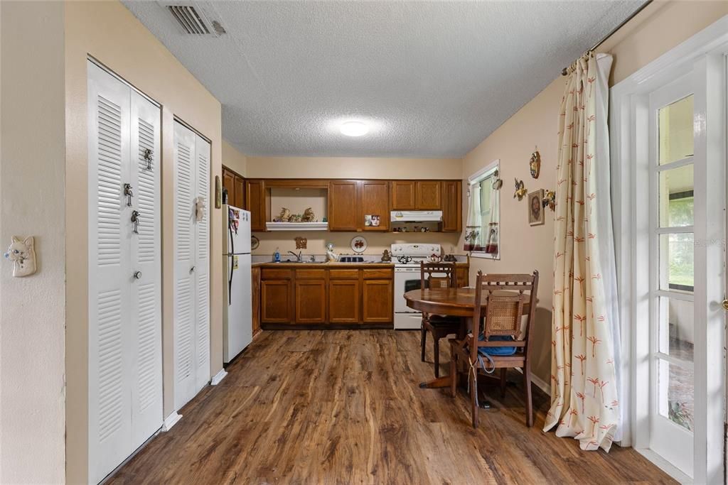 For Sale: $219,900 (3 beds, 1 baths, 1000 Square Feet)