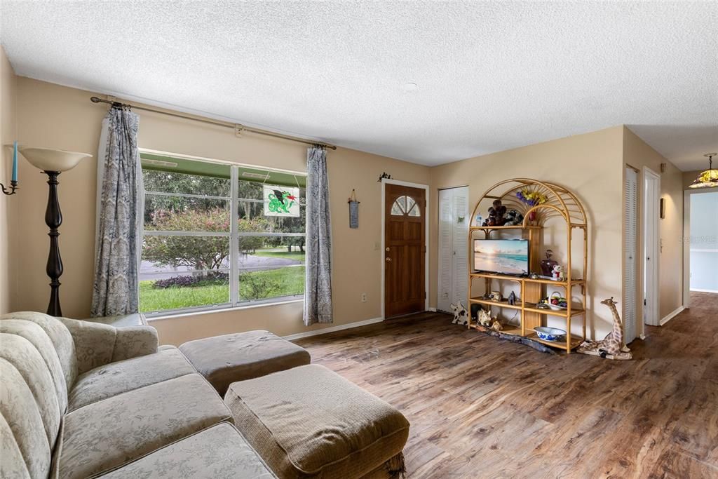 For Sale: $219,900 (3 beds, 1 baths, 1000 Square Feet)