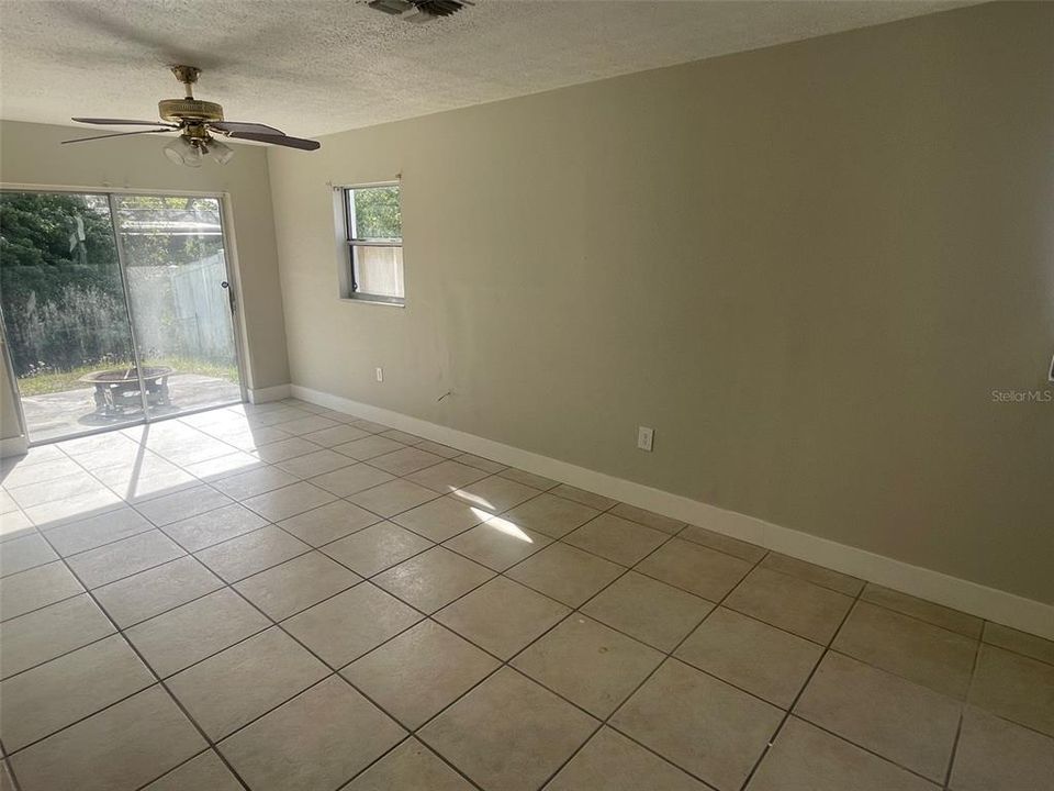 For Rent: $1,200 (2 beds, 1 baths, 890 Square Feet)