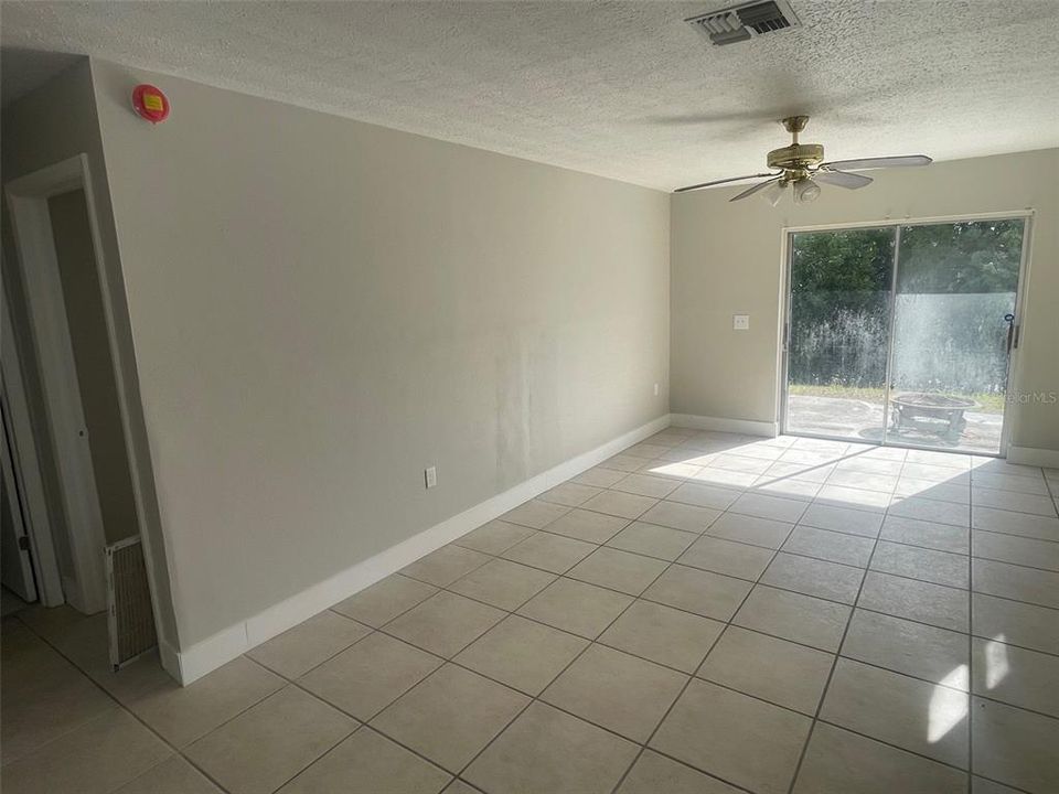 For Rent: $1,200 (2 beds, 1 baths, 890 Square Feet)