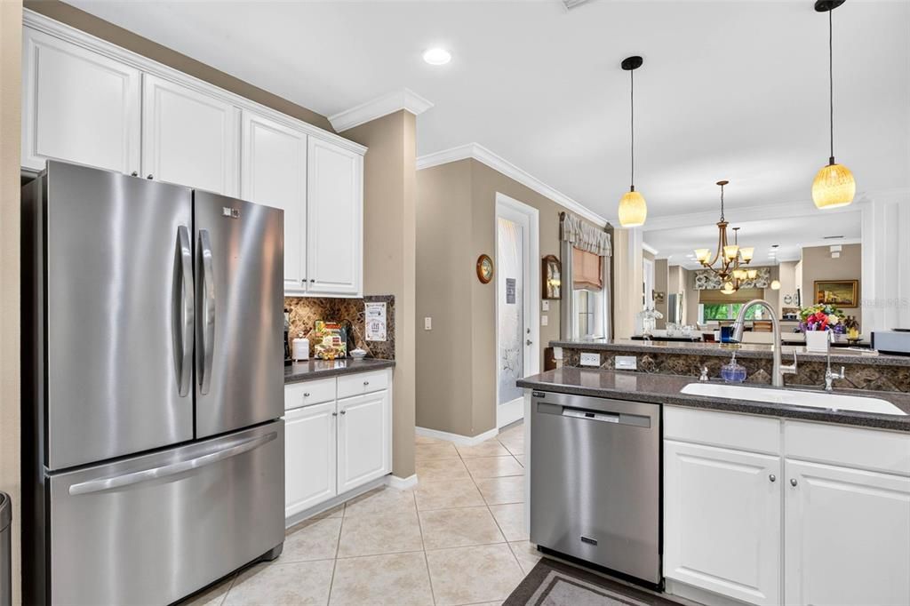 For Sale: $329,900 (3 beds, 2 baths, 1704 Square Feet)