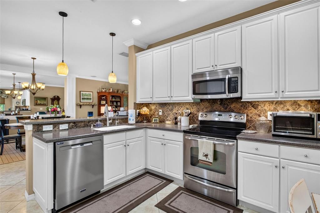 For Sale: $329,900 (3 beds, 2 baths, 1704 Square Feet)