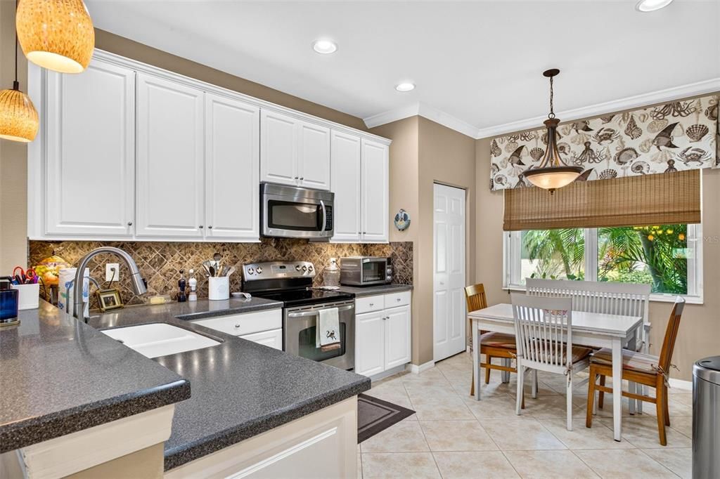 For Sale: $329,900 (3 beds, 2 baths, 1704 Square Feet)