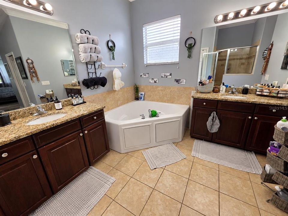 : $565,000 (5 beds, 4 baths, 2706 Square Feet)