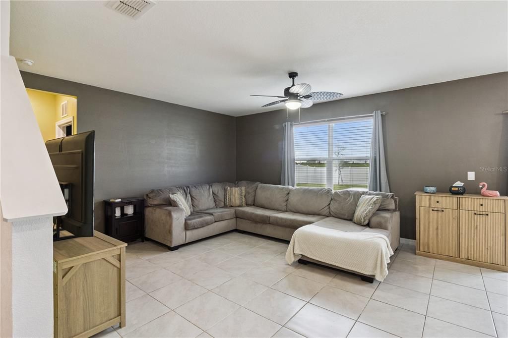 For Sale: $375,000 (5 beds, 3 baths, 2609 Square Feet)