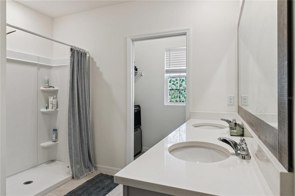 For Sale: $375,000 (5 beds, 3 baths, 2609 Square Feet)