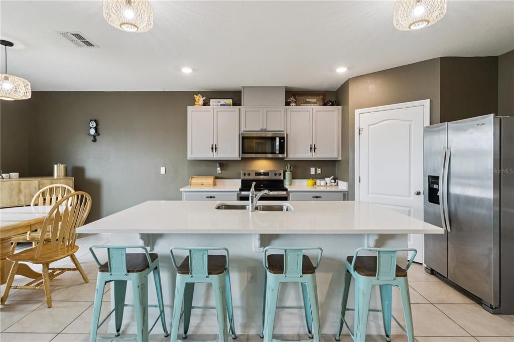 For Sale: $375,000 (5 beds, 3 baths, 2609 Square Feet)