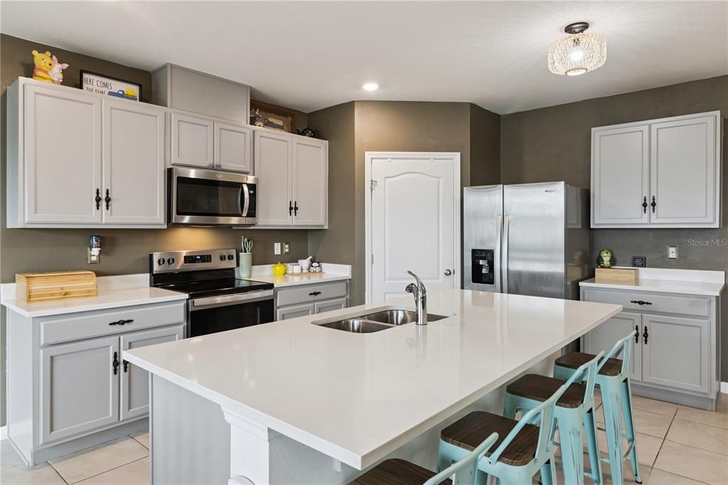 For Sale: $375,000 (5 beds, 3 baths, 2609 Square Feet)