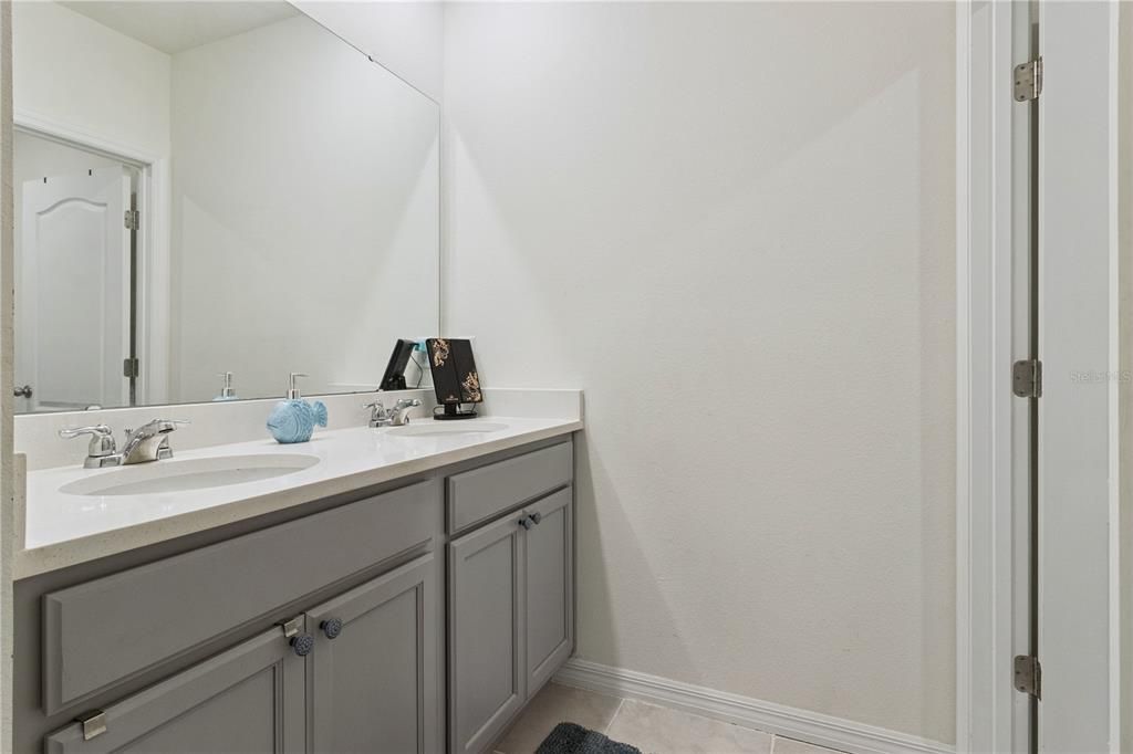 For Sale: $375,000 (5 beds, 3 baths, 2609 Square Feet)