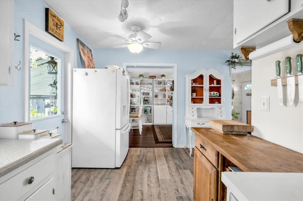 На продажу: $289,999 (2 спален, 1 ванн, 992 Квадратных фут)