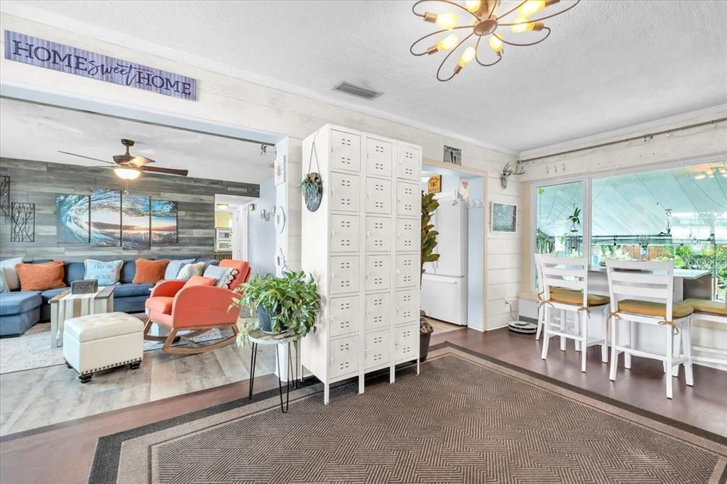 На продажу: $289,999 (2 спален, 1 ванн, 992 Квадратных фут)