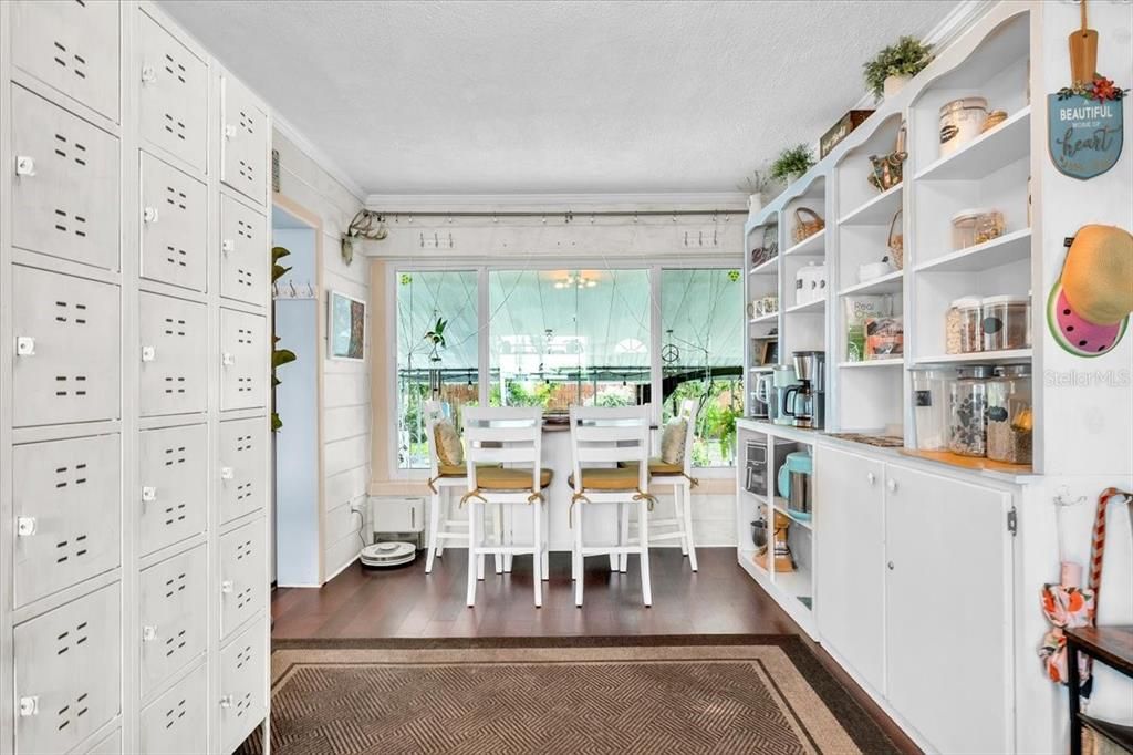 На продажу: $289,999 (2 спален, 1 ванн, 992 Квадратных фут)