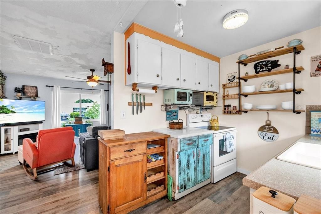 На продажу: $289,999 (2 спален, 1 ванн, 992 Квадратных фут)