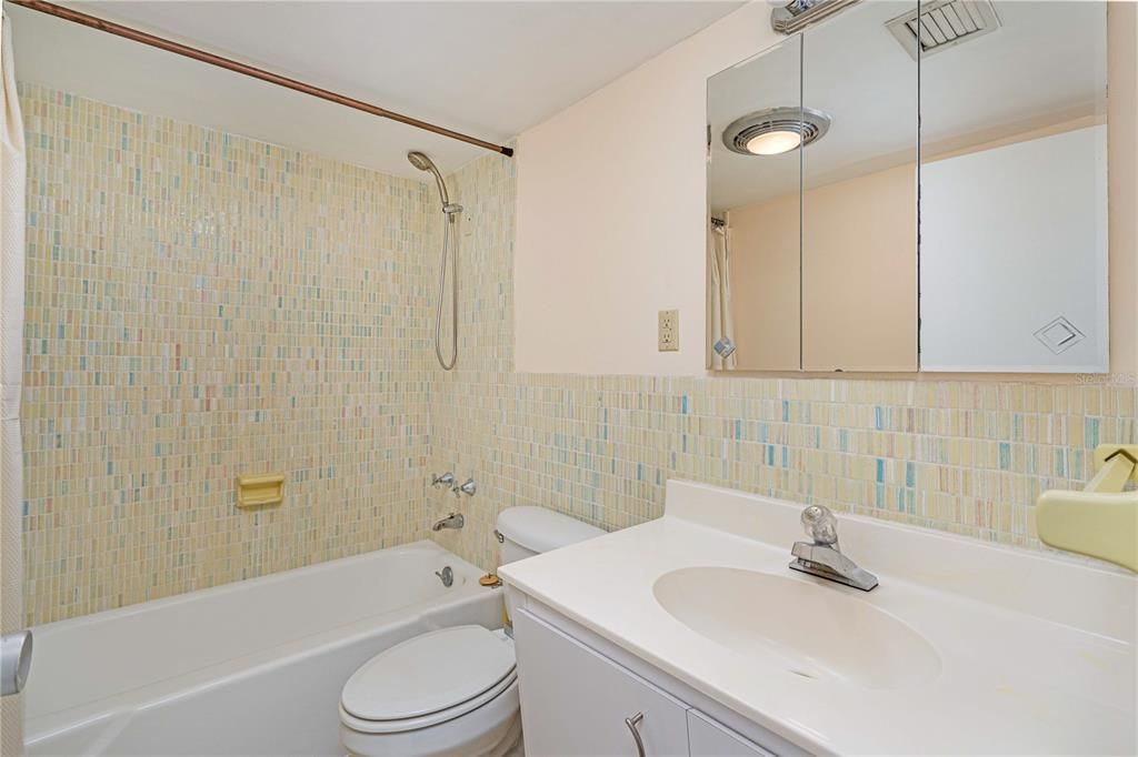 For Sale: $205,000 (2 beds, 2 baths, 1038 Square Feet)