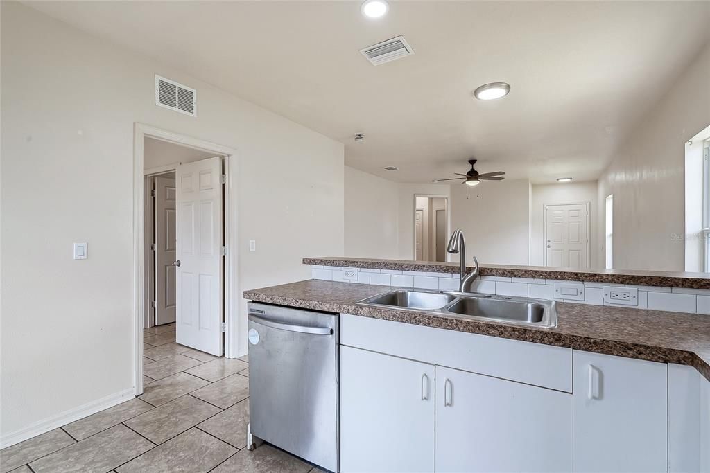 En Venta: $299,900 (3 camas, 2 baños, 1280 Pies cuadrados)