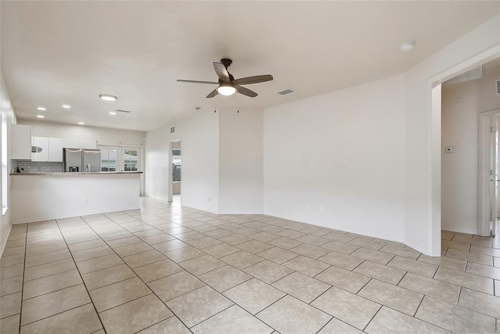 En Venta: $299,900 (3 camas, 2 baños, 1280 Pies cuadrados)
