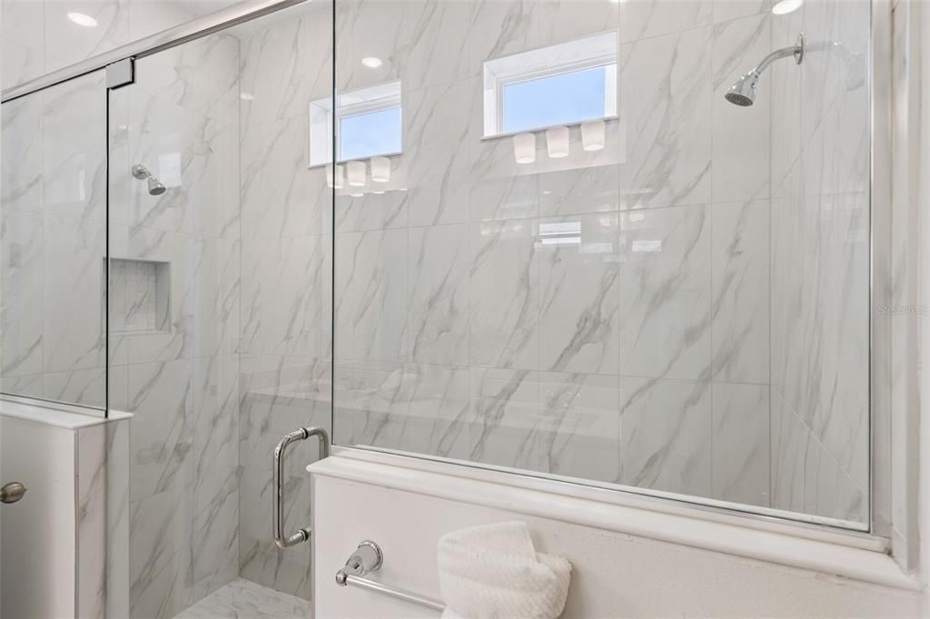 En Venta: $519,900 (4 camas, 2 baños, 2100 Pies cuadrados)