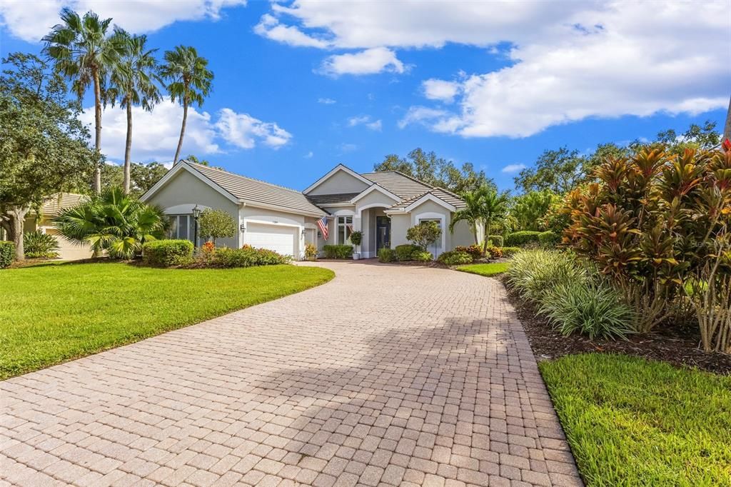 For Sale: $875,000 (3 beds, 2 baths, 2569 Square Feet)