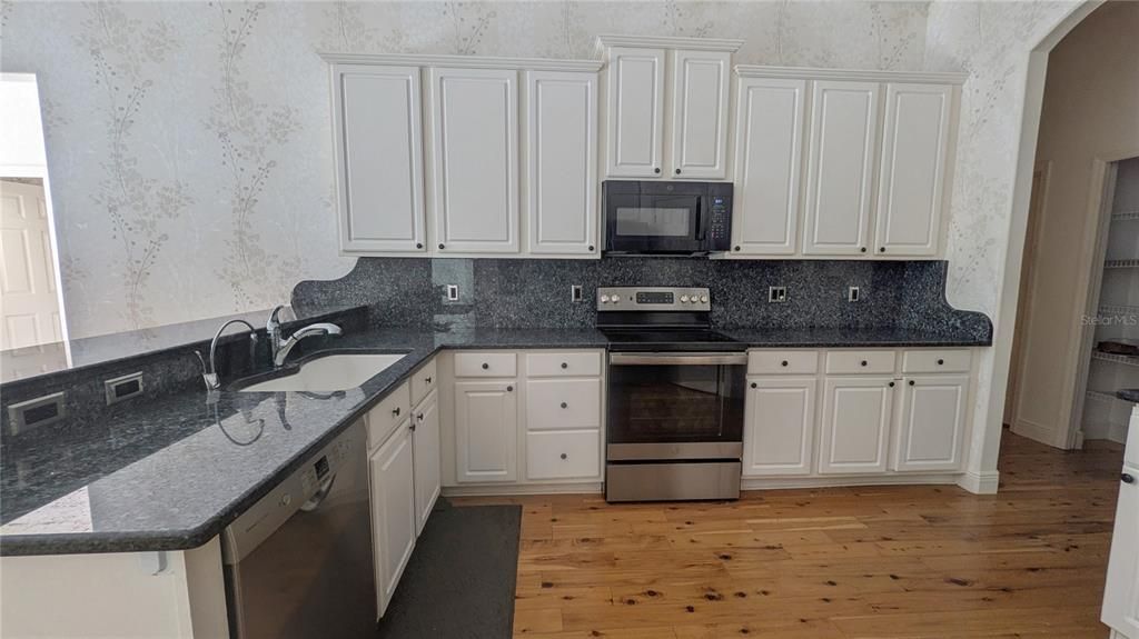 En Venta: $655,000 (3 camas, 2 baños, 2792 Pies cuadrados)
