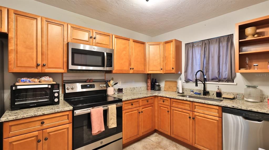 For Sale: $459,000 (4 beds, 4 baths, 1072 Square Feet)