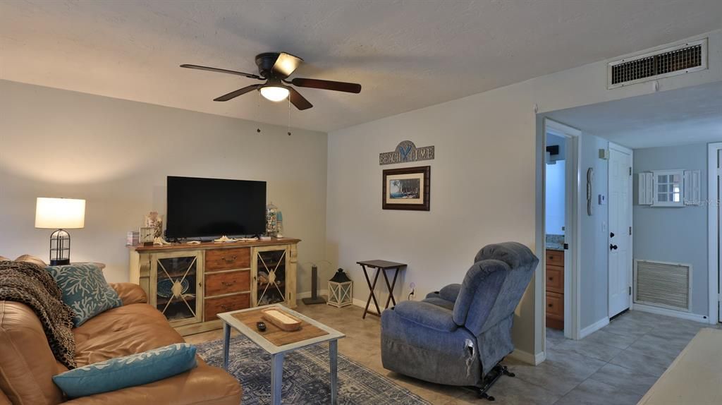 For Sale: $459,000 (4 beds, 4 baths, 1072 Square Feet)