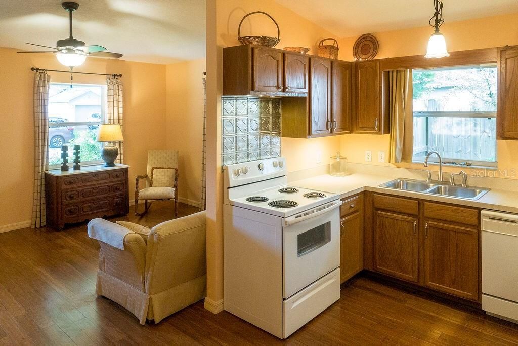 For Sale: $264,900 (3 beds, 2 baths, 1140 Square Feet)