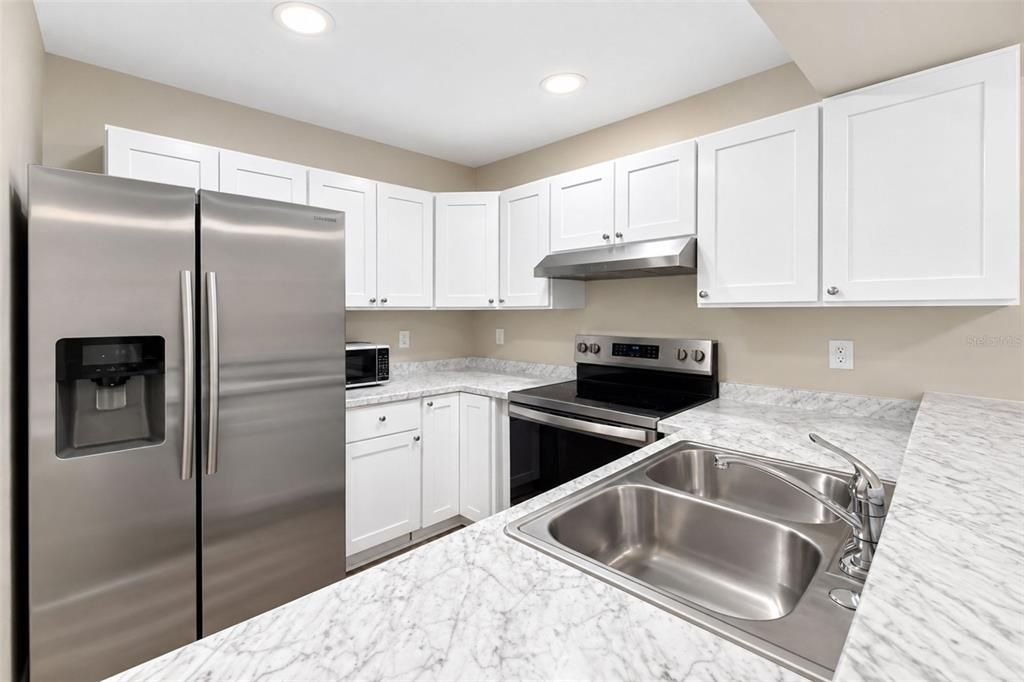 For Sale: $210,000 (2 beds, 2 baths, 888 Square Feet)