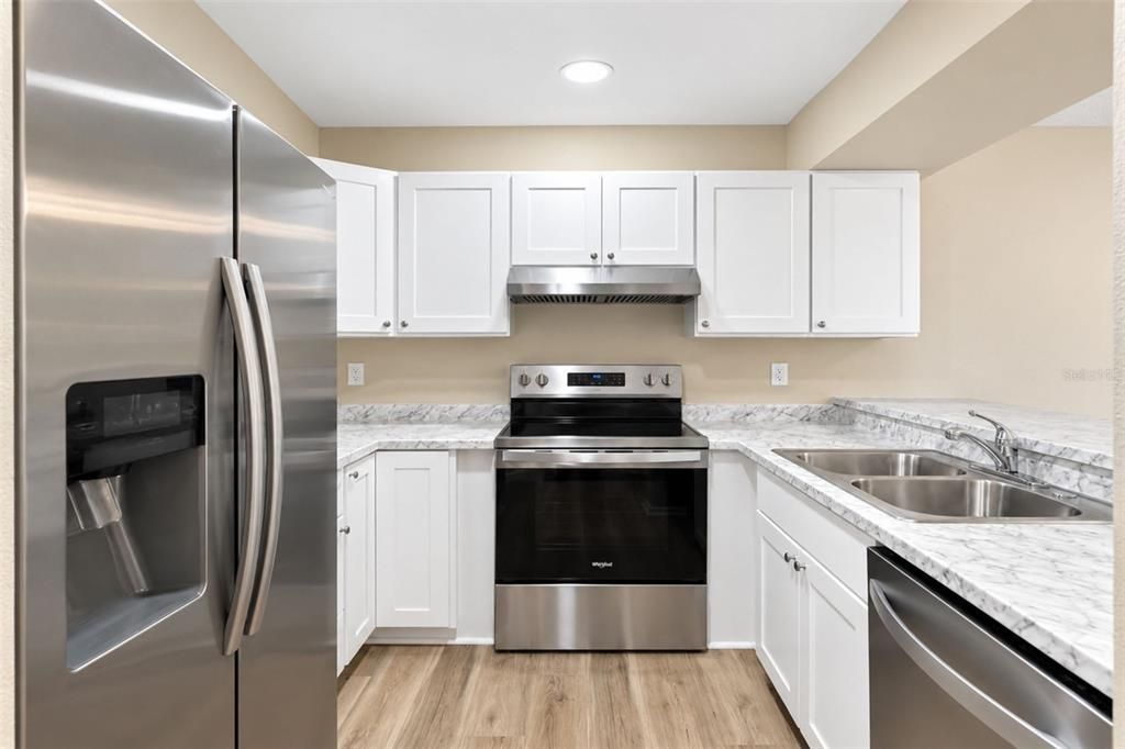 For Sale: $210,000 (2 beds, 2 baths, 888 Square Feet)