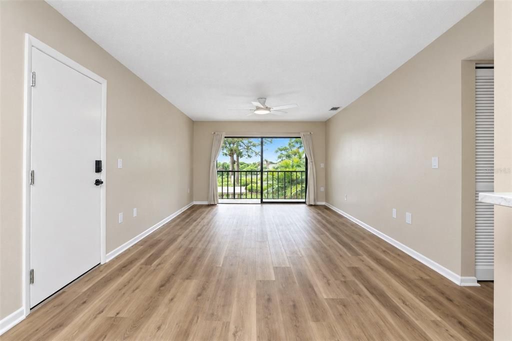 For Sale: $210,000 (2 beds, 2 baths, 888 Square Feet)