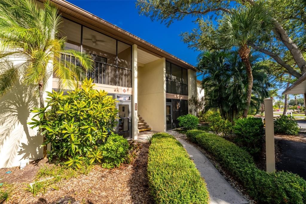For Sale: $210,000 (2 beds, 2 baths, 888 Square Feet)