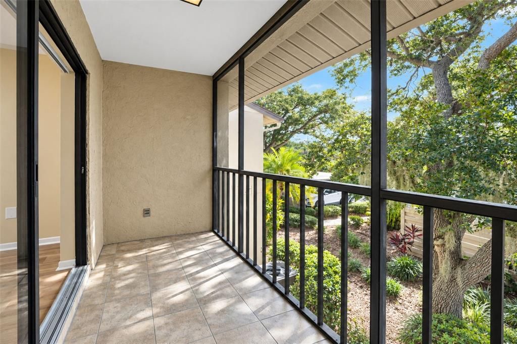 For Sale: $210,000 (2 beds, 2 baths, 888 Square Feet)