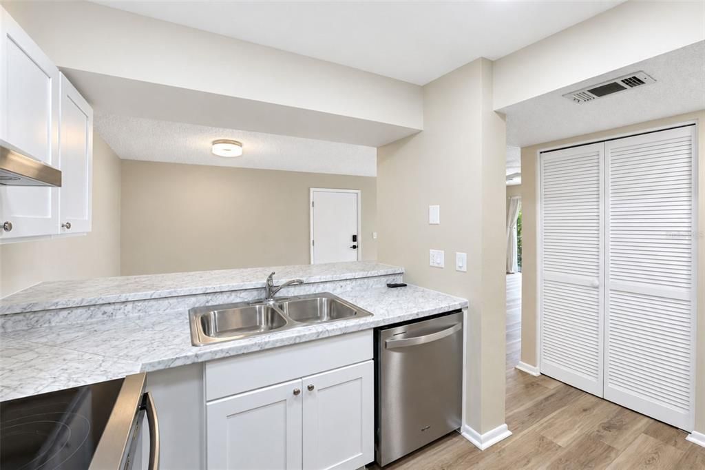 For Sale: $210,000 (2 beds, 2 baths, 888 Square Feet)