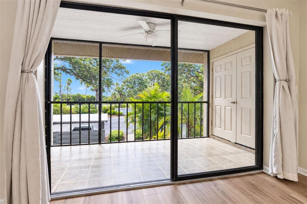 For Sale: $210,000 (2 beds, 2 baths, 888 Square Feet)
