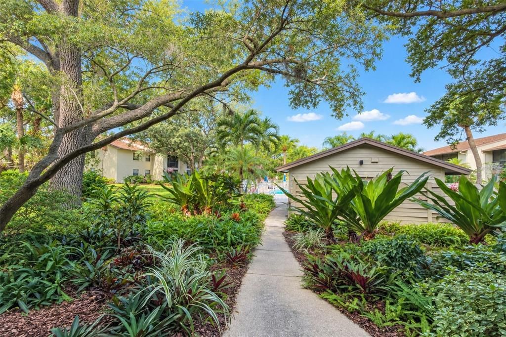 For Sale: $210,000 (2 beds, 2 baths, 888 Square Feet)