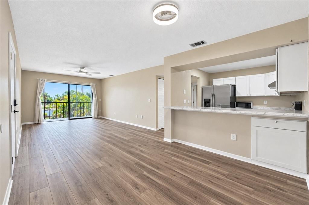 For Sale: $210,000 (2 beds, 2 baths, 888 Square Feet)