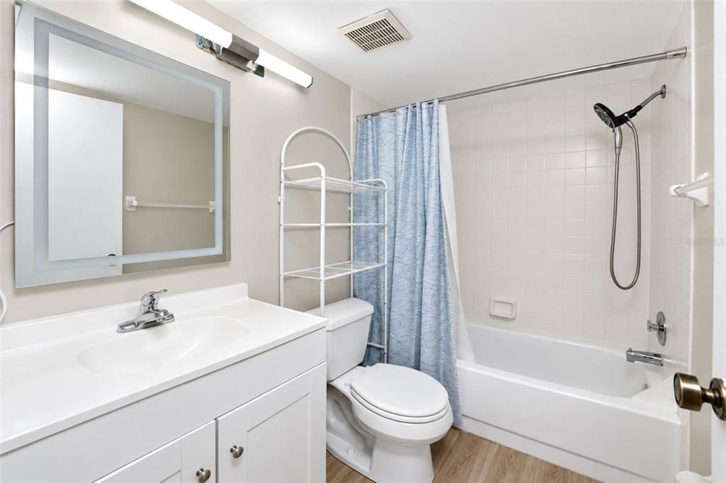 For Sale: $210,000 (2 beds, 2 baths, 888 Square Feet)