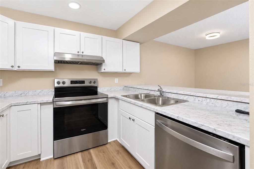 For Sale: $210,000 (2 beds, 2 baths, 888 Square Feet)