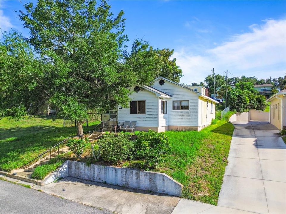 For Sale: $300,000 (2 beds, 1 baths, 801 Square Feet)