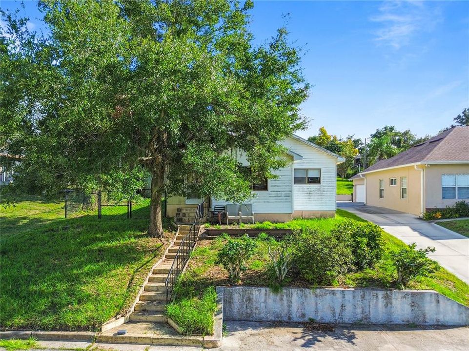 For Sale: $300,000 (2 beds, 1 baths, 801 Square Feet)