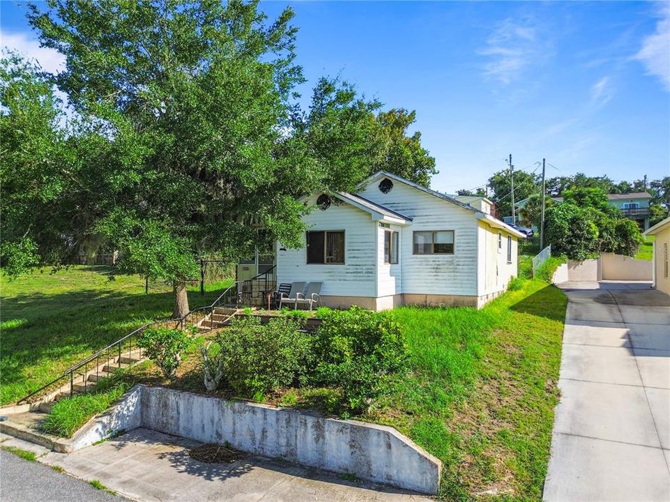 For Sale: $300,000 (2 beds, 1 baths, 801 Square Feet)