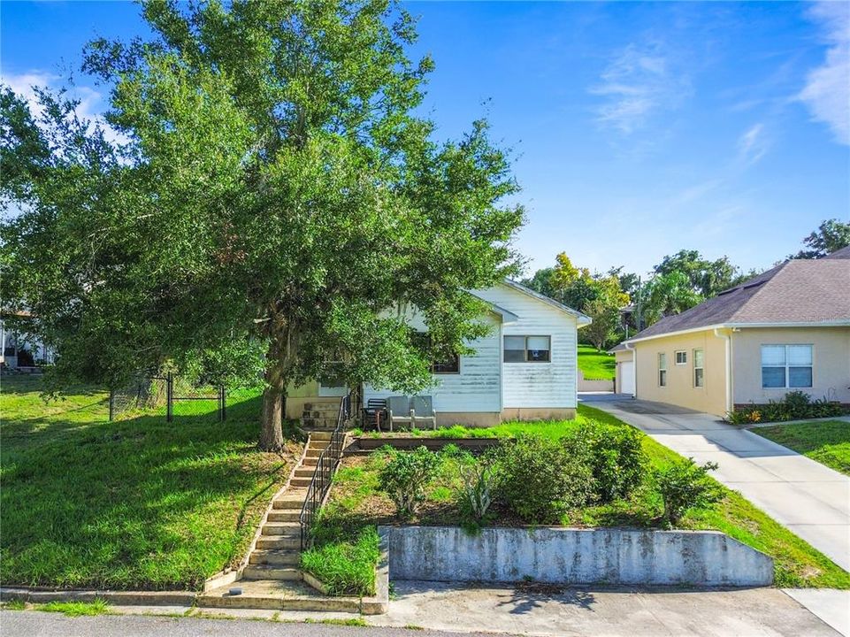 For Sale: $300,000 (2 beds, 1 baths, 801 Square Feet)